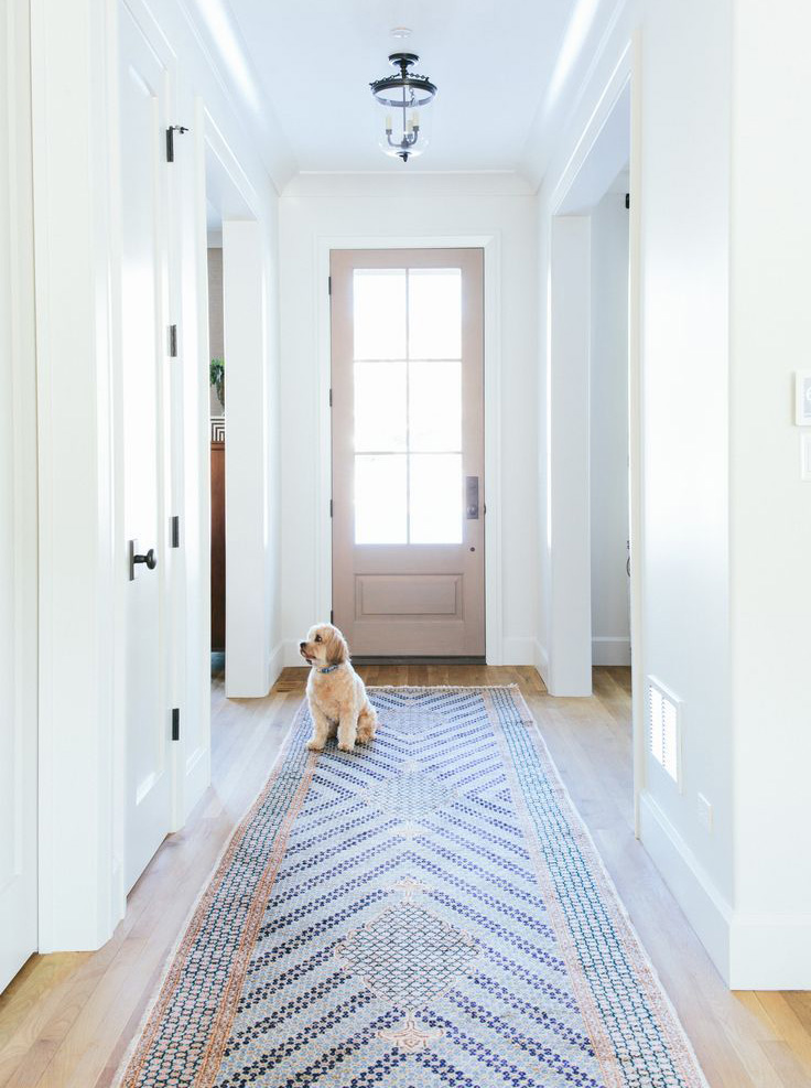 Trang trí hành lang với tấm thảm đầy màu sắc- HOME68